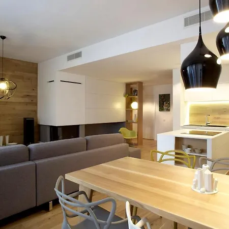 Apartment Stylish 2-br Apartment, 100 Sqm ǀ Ac, Free Parking, Terrace