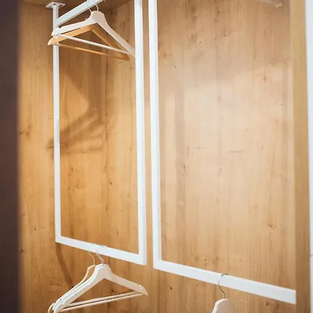 Stylish 2-br Apartment, 100 Sqm ǀ Ac, Free Parking, Terrace דירה