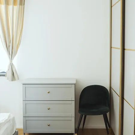 Daire Stylish 2-br Apartment, 100 Sqm ǀ Ac, Free Parking, Terrace Bratislava