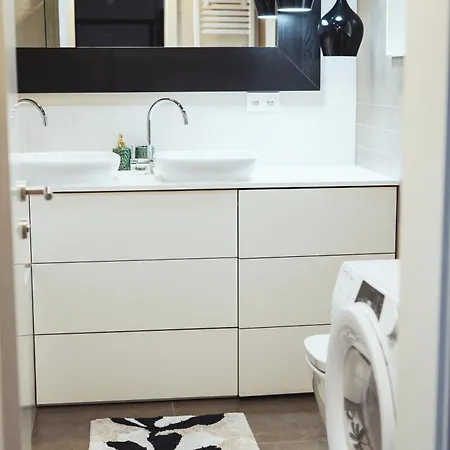 Stylish 2-br Apartment, 100 Sqm ǀ Ac, Free Parking, Terrace