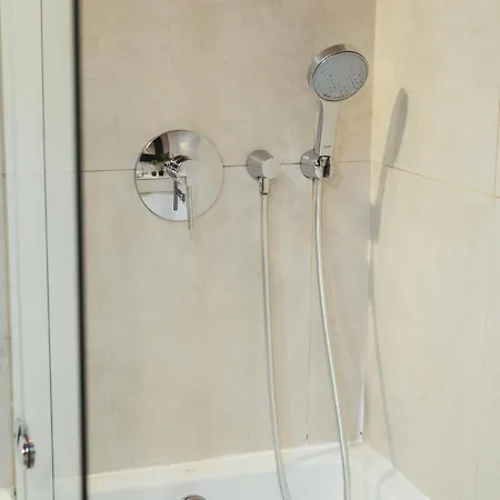 Daire Stylish 2-br Apartment, 100 Sqm ǀ Ac, Free Parking, Terrace