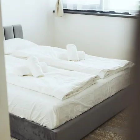 Stylish 2-br Apartment, 100 Sqm ǀ Ac, Free Parking, Terrace דירה