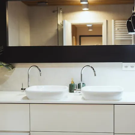 Daire Stylish 2-br Apartment, 100 Sqm ǀ Ac, Free Parking, Terrace