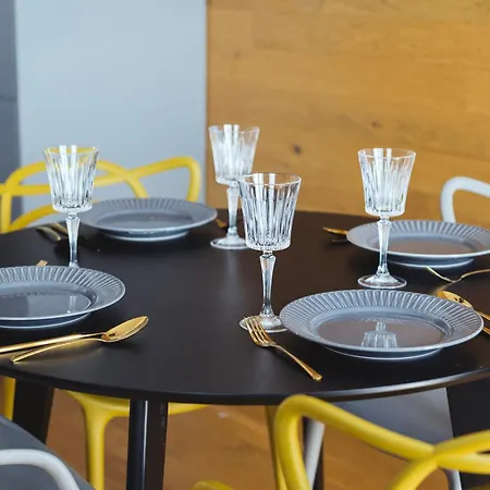 Stylish 2-br Apartment, 100 Sqm ǀ Ac, Free Parking, Terrace Apartament *