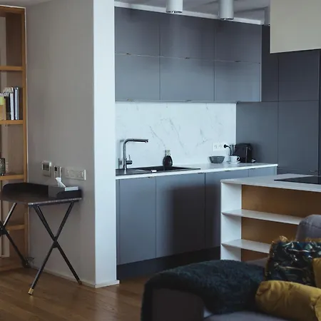 Stylish 2-br Apartment, 100 Sqm ǀ Ac, Free Parking, Terrace * ברטיסלאבה