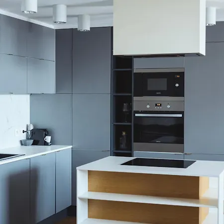 Stylish 2-br Apartment, 100 Sqm ǀ Ac, Free Parking, Terrace Apartamento