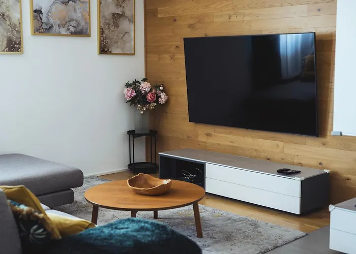 Stylish 2-br Apartment, 100 Sqm ǀ Ac, Free Parking, Terrace Bratysława