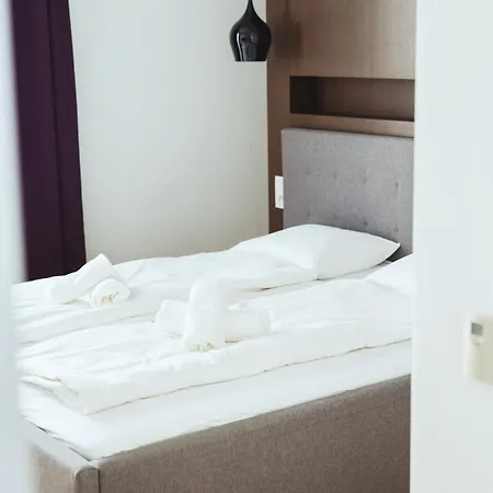 Apartman Stylish 2-br Apartment, 100 Sqm ǀ Ac, Free Parking, Terrace Pozsony