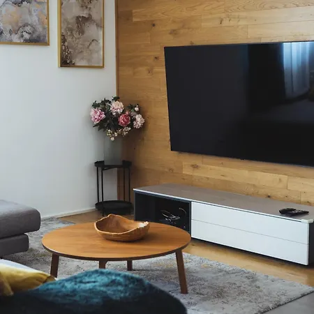 Stylish 2-br Apartment, 100 Sqm ǀ Ac, Free Parking, Terrace Pozsony